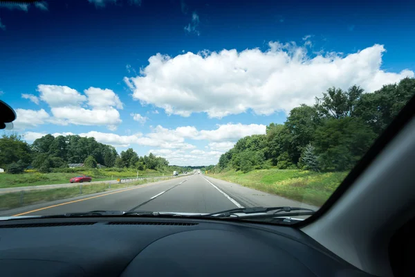 Vista de la carretera principal vista a través del parabrisas del coche — Foto de Stock