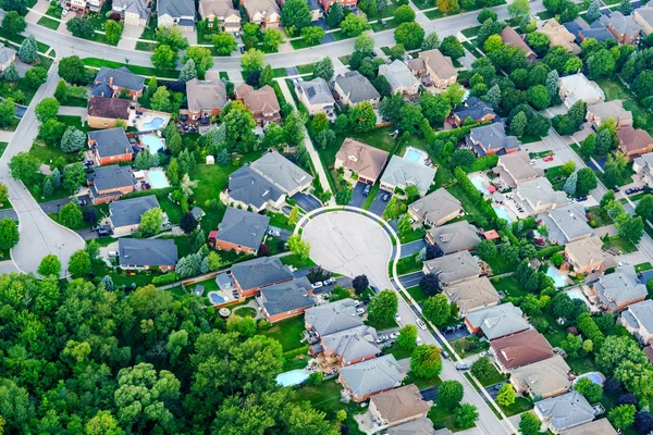 Luchtfoto van huizen in residentiële buitenwijk — Stockfoto