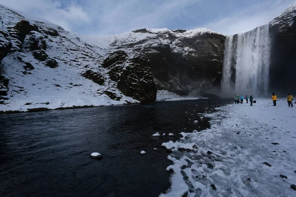 Touristes regardant paysage enneigé — Photo