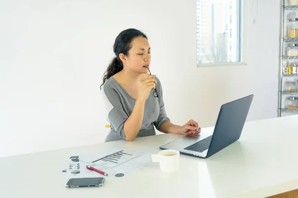 Mujer usando portátil — Foto de Stock