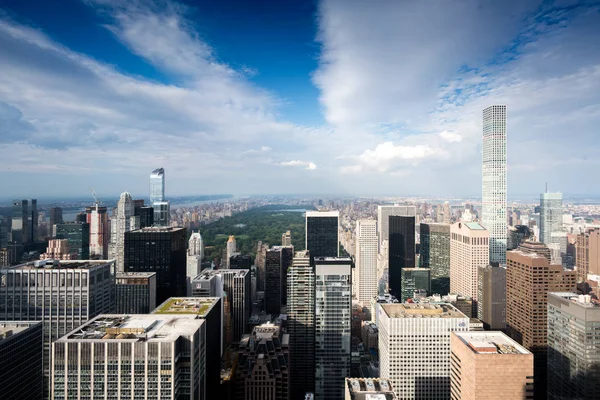 Flygfoto över stadsbilden och skyskrapor — Stockfoto