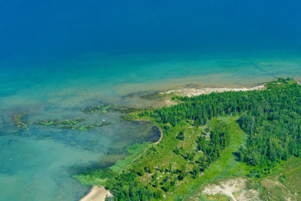 Luchtfoto van de zee en over land overdag — Stockfoto