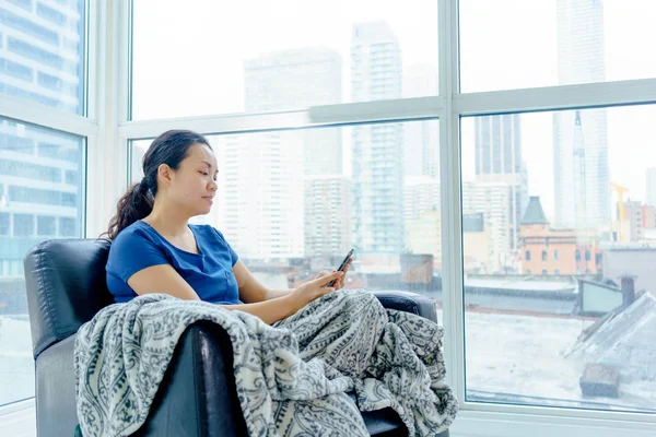 Mujer usando teléfono móvil. — Foto de Stock