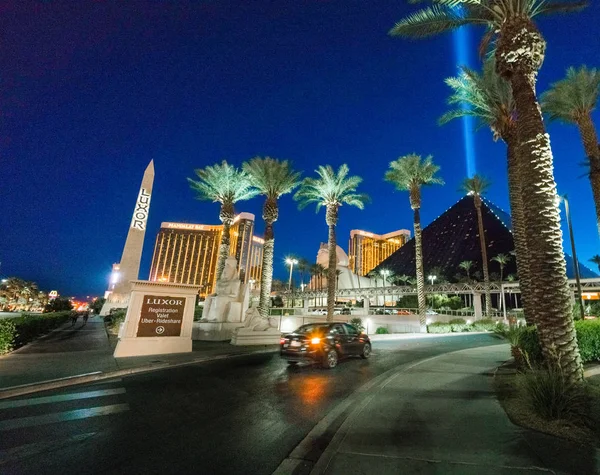 Luxor attractie met obelisk-en palmbomen — Stockfoto