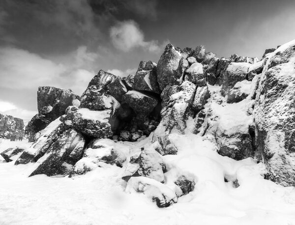 Покрытые снегом скалы по ручью и небу
