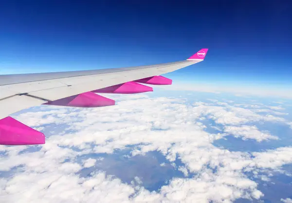 Vliegtuig vleugel, wolken en blauwe hemel — Stockfoto