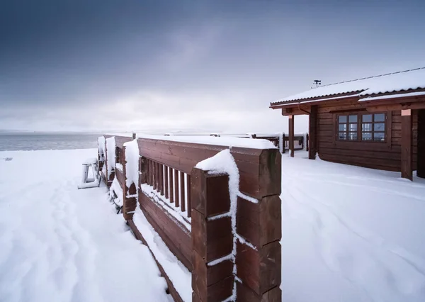 Косный бревенчатый домик в заснеженном ландшафте — стоковое фото