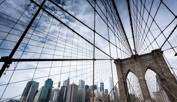 Low-Winkelansicht von Kabeln auf der brooklyn bridge, new york city, USA. — Stockfoto