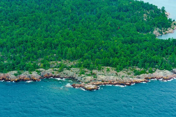 Aerial view of coastline with rocks and trees — Stock Photo, Image