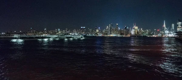 Vista da cidade de Nova York iluminada à noite — Fotografia de Stock