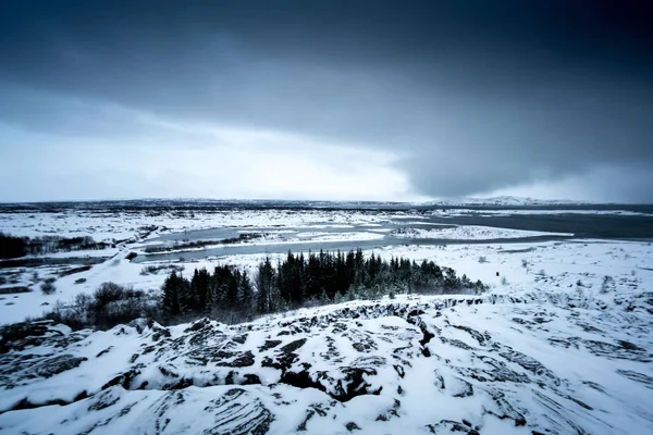 Bleak snowy landscape, road and stormy sky — Stock Photo, Image