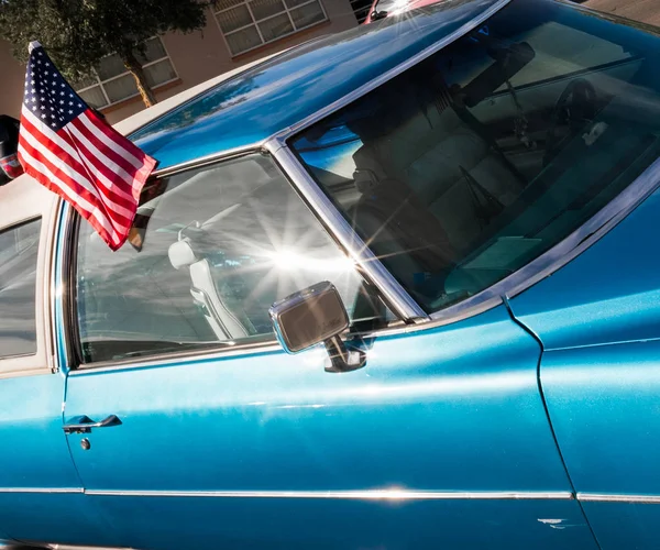 Glänzend blaues Auto mit amerikanischer Flagge — Stockfoto