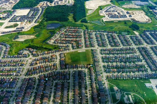Vedere aeriană a caselor din suburbiile rezidențiale — Fotografie, imagine de stoc