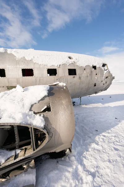 Oude vliegtuig wrak op sneeuw bedekt landschap — Stockfoto