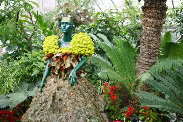 Bitkiler yapılmış elbise manken