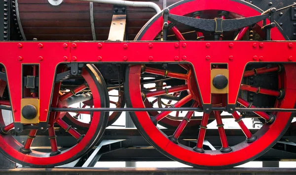 Nahaufnahme von roten Metallrädern auf einem altmodischen Dampfzug — Stockfoto