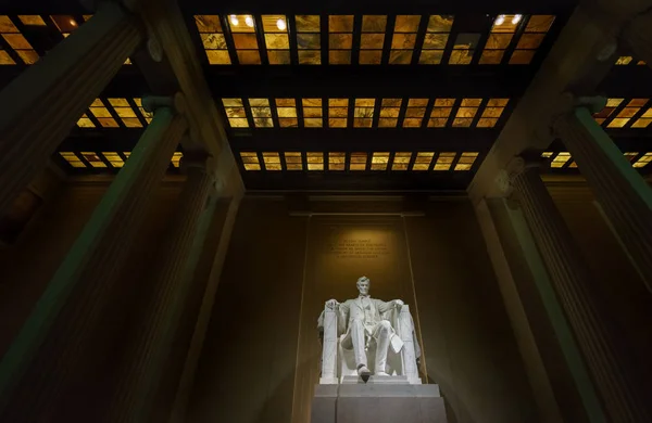 Veduta interna della famosa statua, Lincoln Memorial — Foto Stock