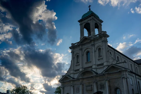 Låg vinkel syn på kyrkan med dramatiska moln — Stockfoto