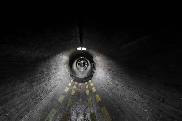 查看通过灰色条黑暗的隧道 — 图库照片
