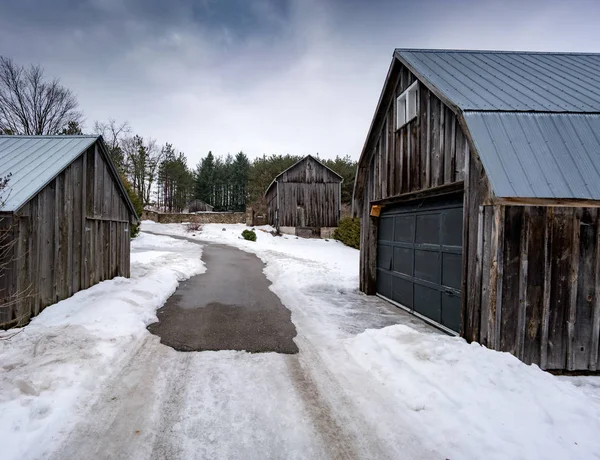 Nuvoloso vista diurna con fienili in inverno — Foto Stock