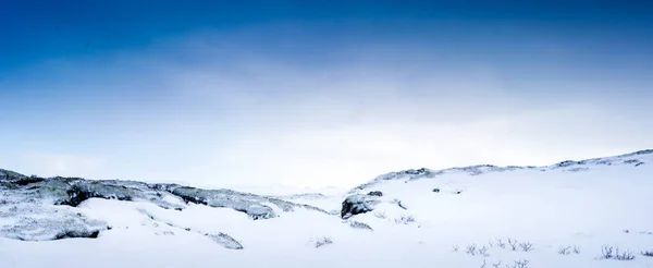 Глубокие заснеженные скалы — стоковое фото