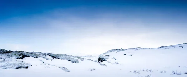 Formazioni rocciose innevate profonde — Foto Stock