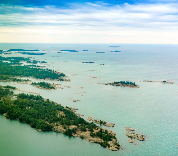 Vista de ángulo alto de la costa con rocas en alta mar —  Fotos de Stock