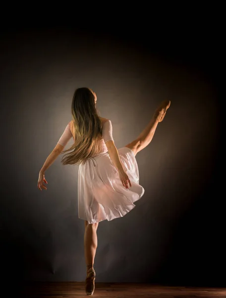 Ballerina di danza femminile — Foto Stock