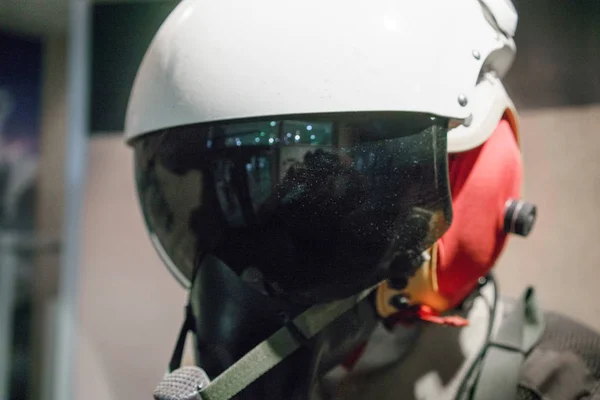 Kopfschuss von Person mit Jet-Pilot-Helm — Stockfoto