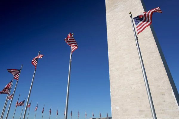 Fechar o obelisco de Washington rodeado de bandeiras — Fotografia de Stock