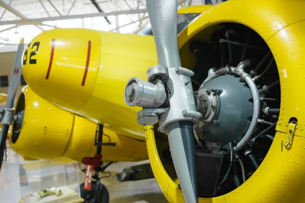 Žluté lakované vrtulové letadlo — Stock fotografie