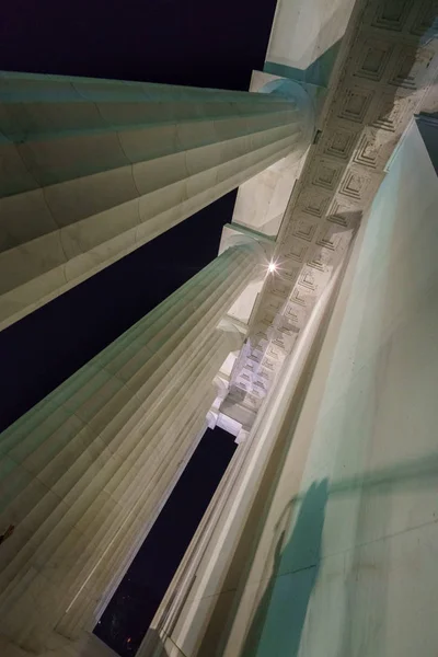 Niski kąt widzenia białe kolumny w Waszyngtonie — Zdjęcie stockowe