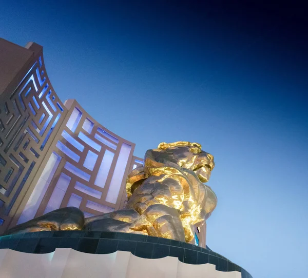Gouden Leeuw standbeeld verlicht in de schemering — Stockfoto