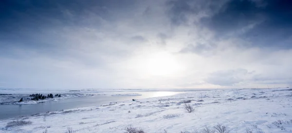 雪覆盖的山峦和景观 — 图库照片