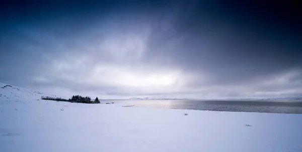 Відступ кабіни в глибокому сніжному покритому ландшафті — стокове фото