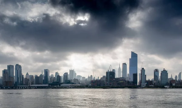 New York city seen from front of boat — Stock Photo, Image