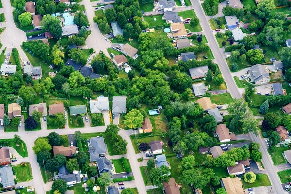 Luchtfoto van huizen in residentiële buitenwijken — Stockfoto