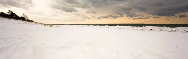 荒芜, 雪覆盖了靠近水的乡村景观 — 图库照片