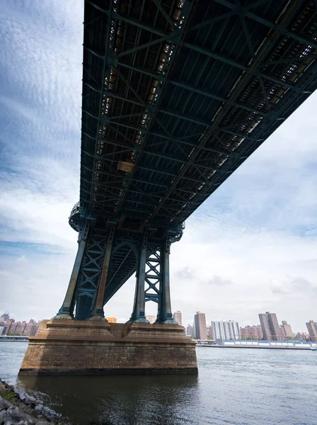 Вид на нижнюю сторону Манхэттенского моста — стоковое фото