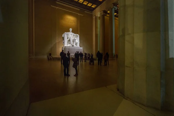 Vista interior de los visitantes que miran el Lincoln Memorial, Washi — Foto de Stock