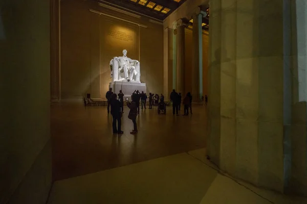 Innenansicht der Besucher des Lincoln-Denkmals, Washi — Stockfoto