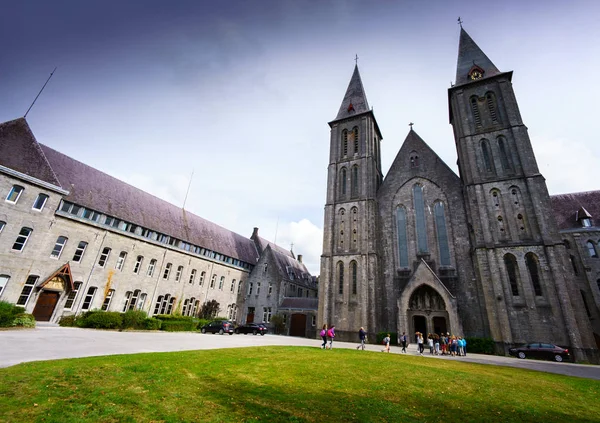 Church building with two towers either side — Stock Photo, Image