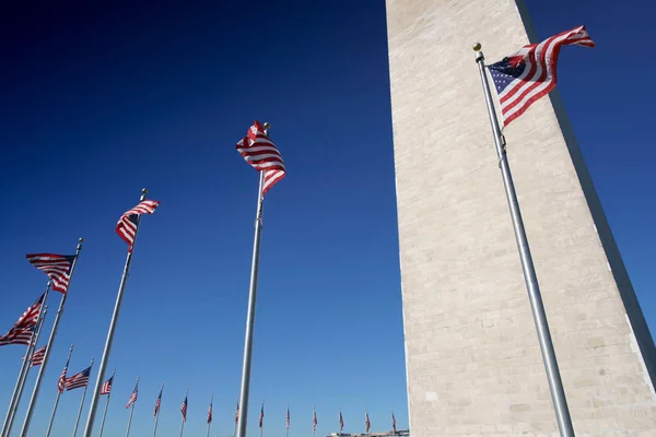 Nahaufnahme eines Washingtoner Obelisken, der von Fahnen umgeben ist — Stockfoto