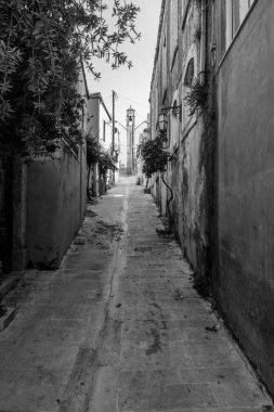 Kilise ve dar sokağa Archanes, Crete, Yunanistan
