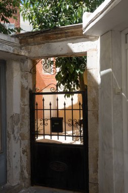 Eski duvar mahvetti ve kapalı Iron gate, Heraklion, Yunanistan
