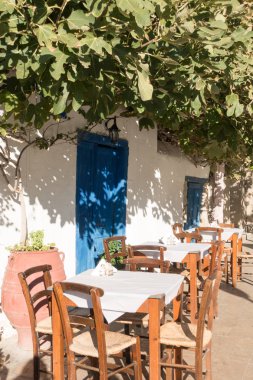 Açık restaurant masa ve sandalyeler altında bir ağaç, Heraklion, Yunanistan