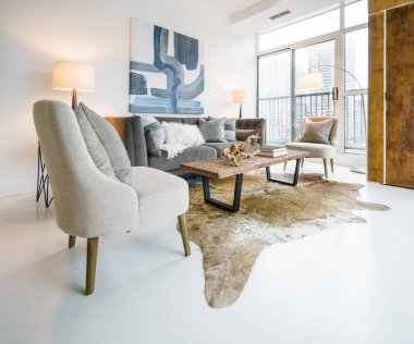 Modern döşenmiş oturma odası iç