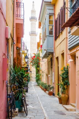 Minare Crete, Yunanistan için doğru giden dar sokak