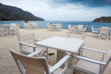 Masa ve sandalyeler açık deniz Restoran karşısında düzenlenmiş