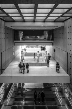 Turistlerin Yeni Akropolis Müzesi, Atina, Yunanistan, yüksek açılı görünüş